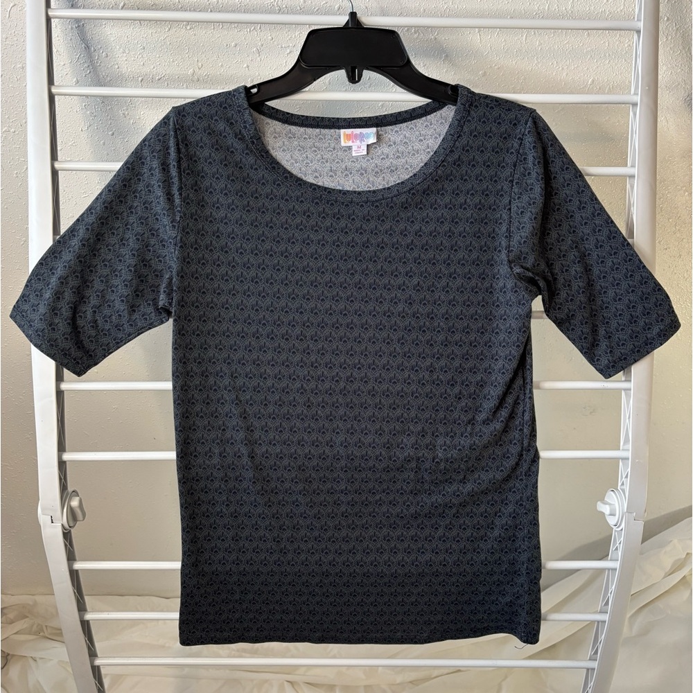 LuLaRoe cute crew neck 1/4 length tshirt w/ grey and navy feather pattern, EUC
